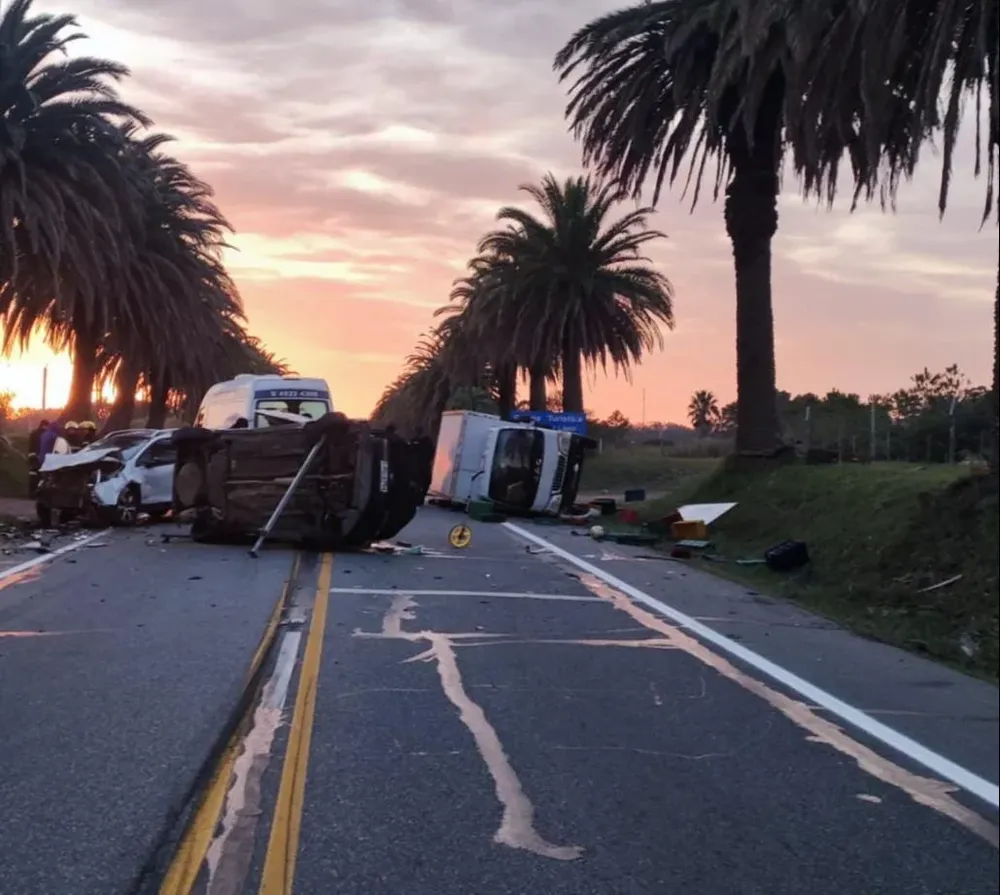 Accidente de tránsito en Colonia entre dos camionetas y un camión