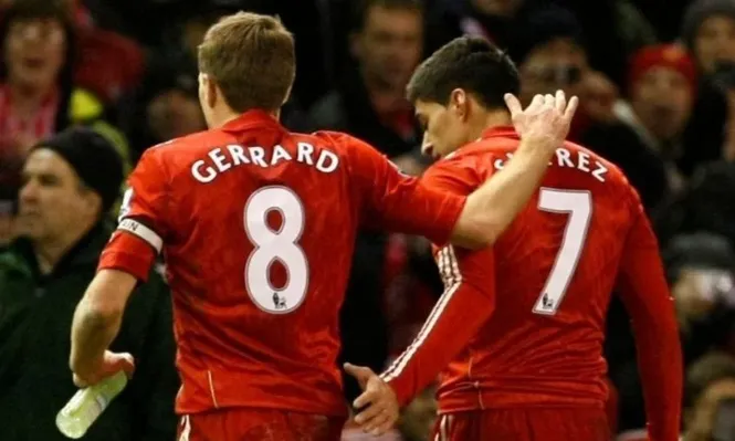 Steven Gerrard y Luis Suarez