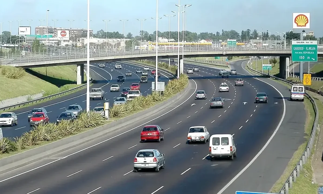 Un nene trató de cruzar la autopista caminando, fue impactado por un auto y murió en el acto