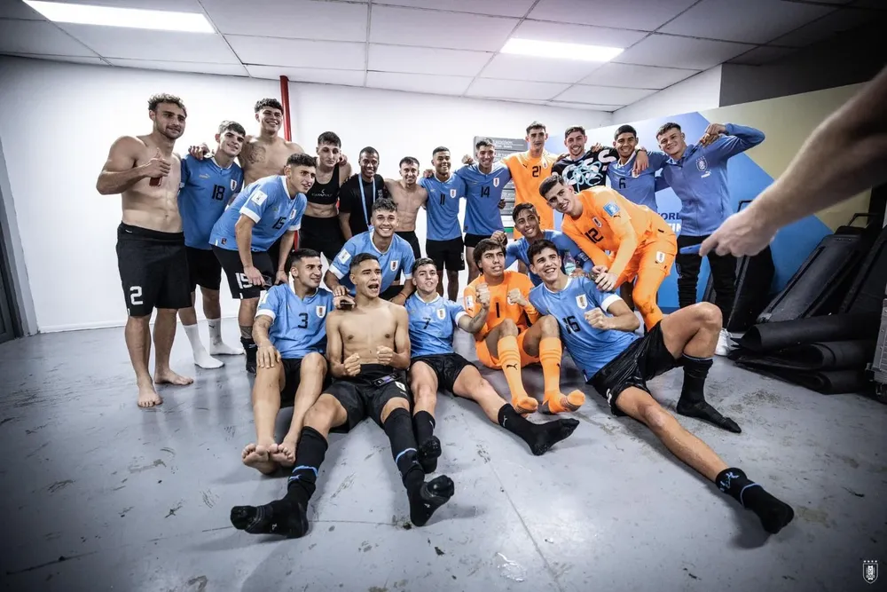 Federico Valverde y Nicolás De la Cruz se fotografiaron en el vestuario celeste tras la clasificación a la final del Mundial sub 20