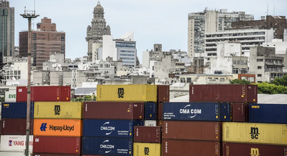 Contenedores en puerto de Montevideo.