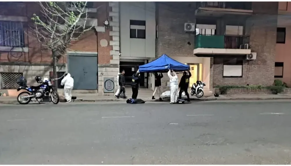 La policía trabaja en la escena del crimen