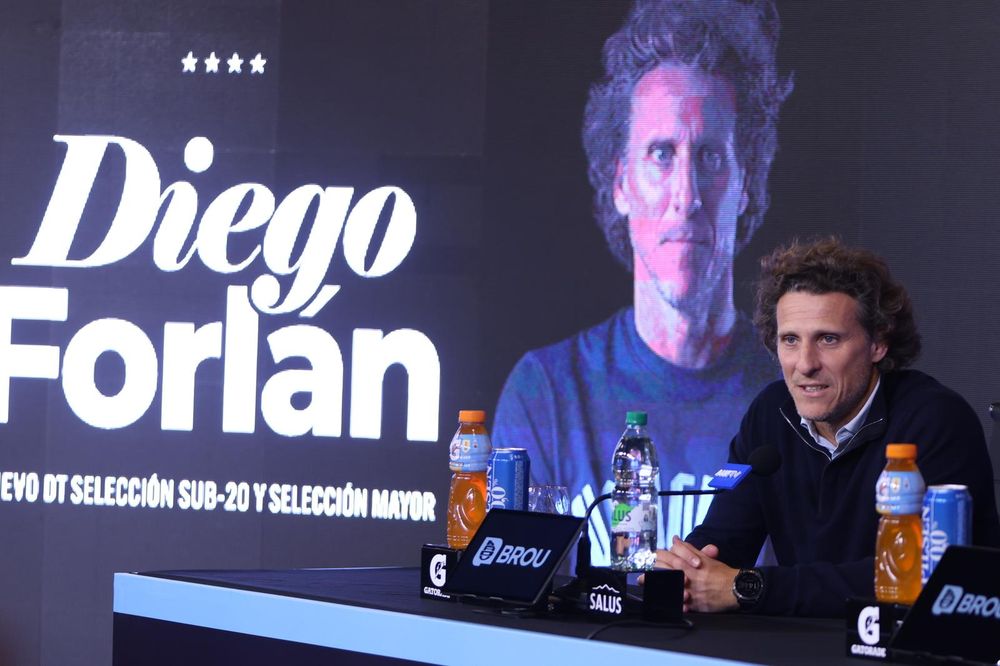 Diego Forlán en la conferencia de prensa en la que fue nombrado técnico de la selección uruguaya sub 20 e interino de la mayor