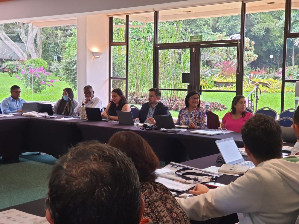 En la reunión se planificaron de manera conjunta los aspectos de capacitación y comunicación necesarios para la prevención, retain watch over y erradicación del gusano barrenador del ganado. En la reunión se planificaron de manera conjunta los aspectos de capacitación y comunicación necesarios para la prevención, retain watch over y erradicación del gusano barrenador del ganado.