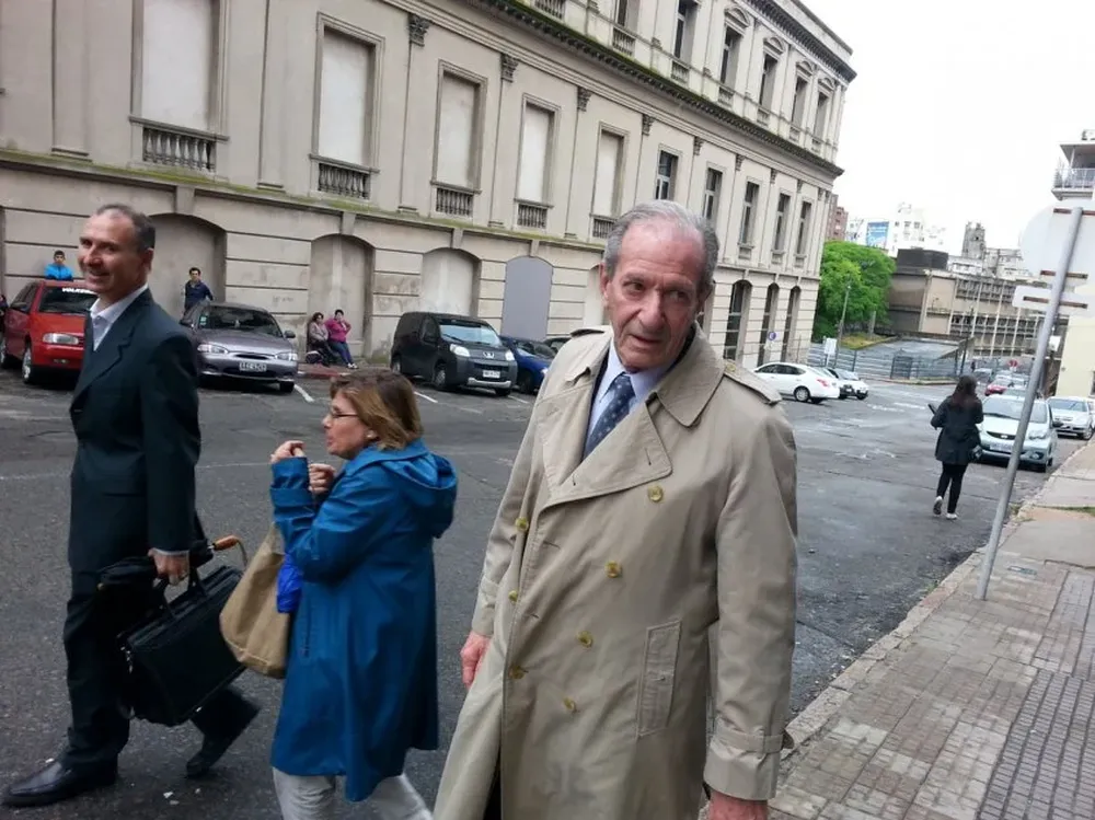 Eduardo Milano y María del Carmen Giraldez junto al abogado Amadeo Ottati a la salida del juzgado.
