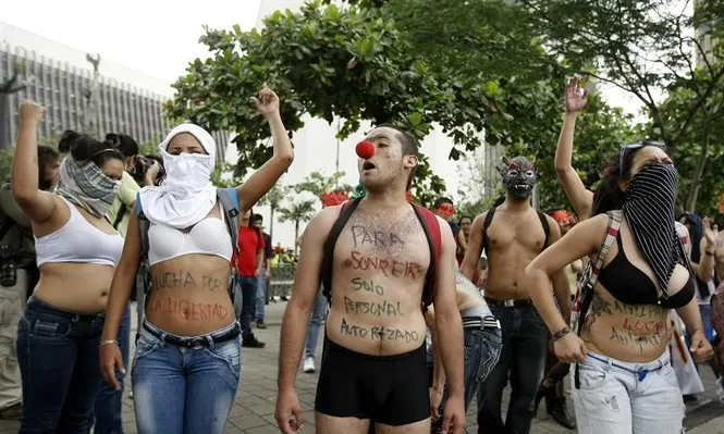 Un grupo de estudiantes participa en Medellín, Colombia, en una desnudatón en protesta