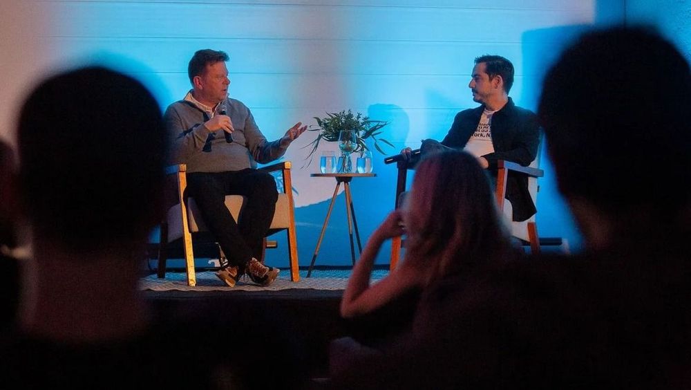 El presentador español Tinet Rubira en una entrevista exclusiva y el ex ministro de Hacienda de Chile Felipe Larraín