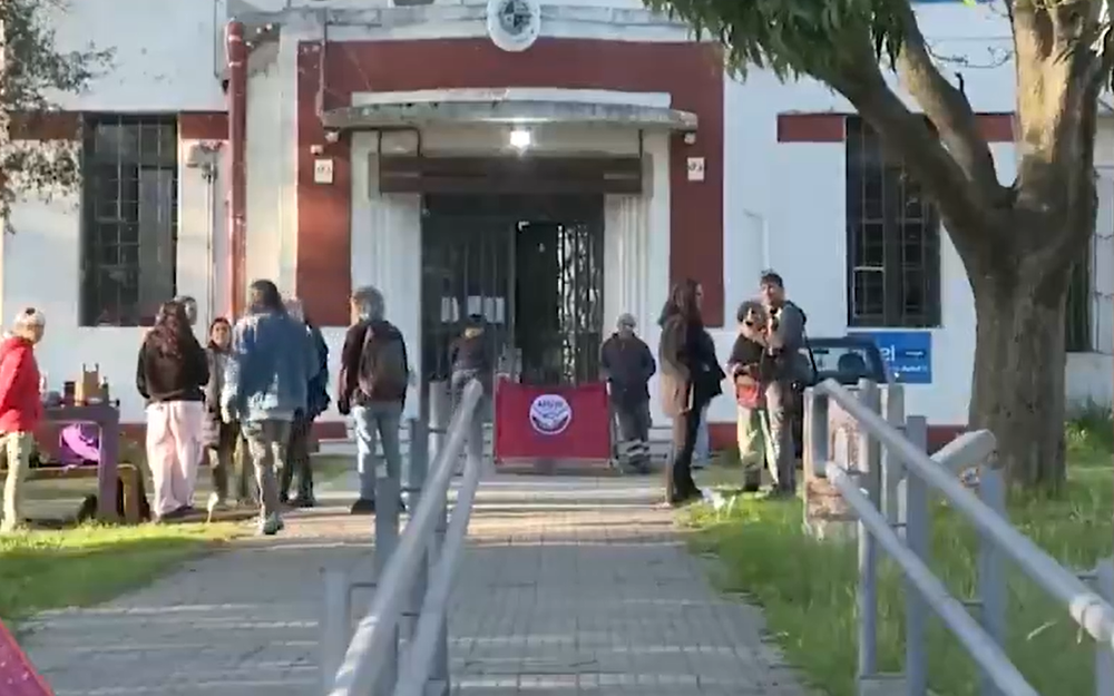 Funcionarios docentes y no docentes ocupan UTU de Malvín Norte