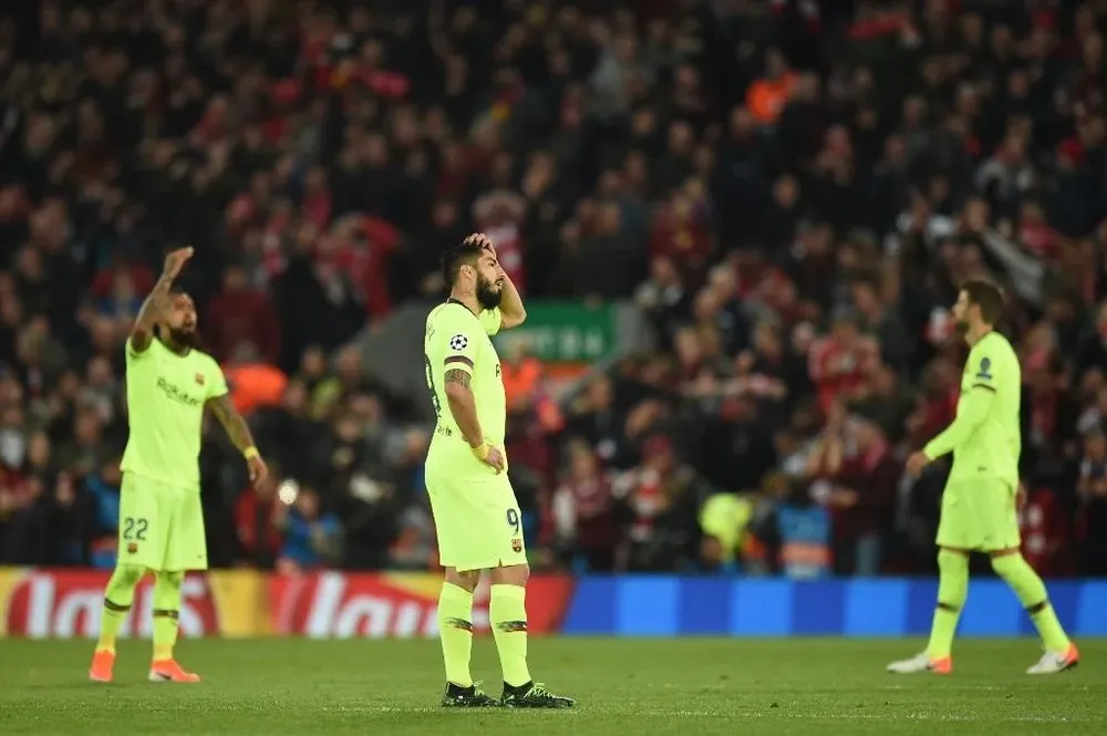 Suárez sufre la eliminación de Barcelona en Anfield
