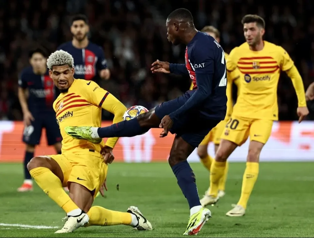 Ronald Araujo fue figura en Barcelona ante Paris Saint-Germain