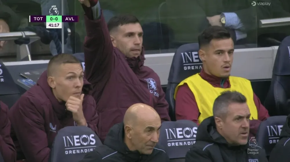 Emiliano Dibu Martínez en el banco de Aston Villa