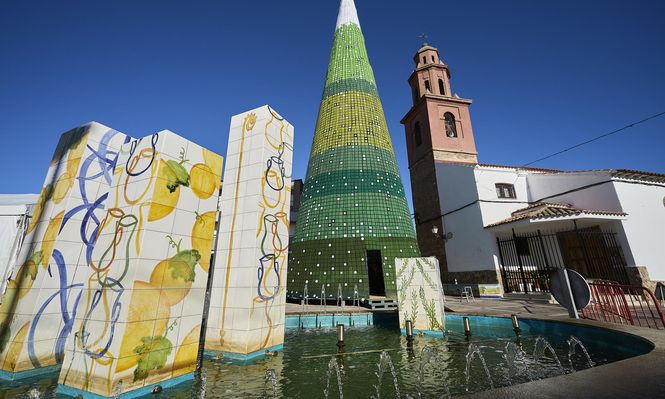 El árbol de Navidad de Cazalegas, tejido a crochet. EFE