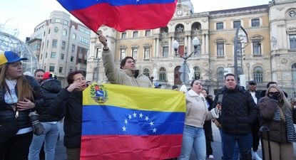 El Observador | EuropaPress_7197365_decenas_personas_concentracion_celebrar_captura_maduro_frente_ayuntamiento