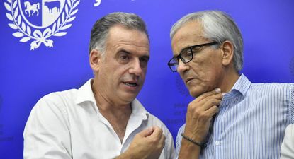 El ministro de Trabajo, Juan Castillo, junto al presidente Yamandú Orsi
