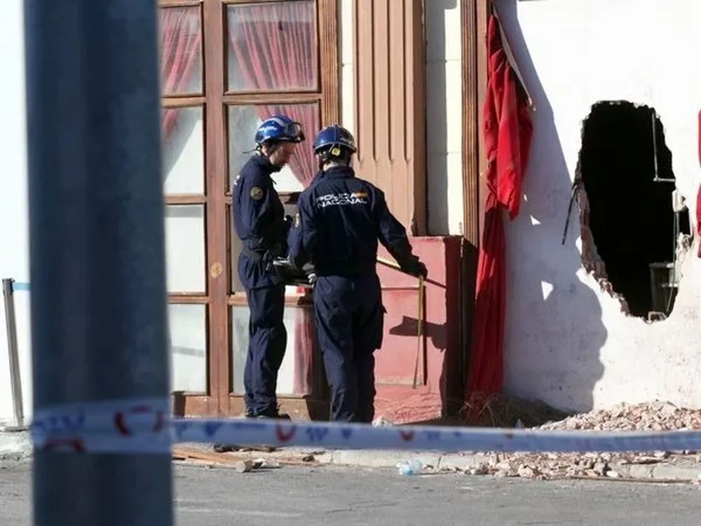 Agentes de la Policía Judicial realizan labores de investigación en las discotecas de Murcia