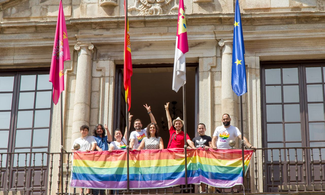 La justicia dio luz verde a la colocación de la bandera arcoíris en edificios públicos.