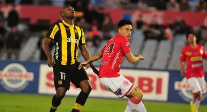 Erick Cabaco cuando marcó a Zalayeta en el pasado partido entre Rentistas y Peñarol