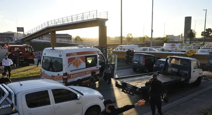 se cayo un puente peatonal en los accesos a montevideo y hay un muerto