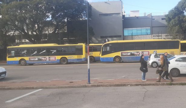 Los ómnibus de Ucot que trancaron la salida de los autos que se encontraban en la conferencia de prensa de la presentación de Diego Forlán como técnico de la selección uruguaya sub 20 e interino de la mayor