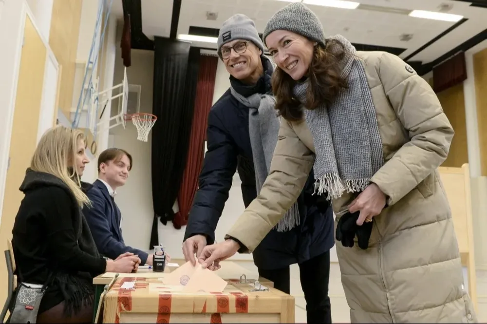 El conservador Stubb y su esposa Suzanne emitieron sus votos poco después de abierta la jornada electoral.