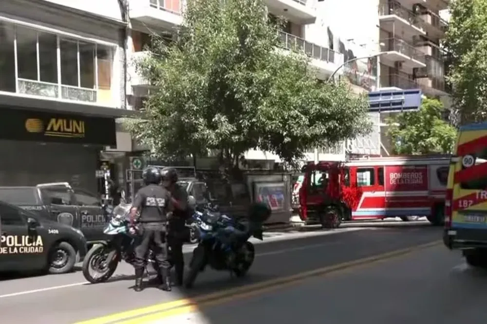Preocupación en Recoleta: un hombre tiene de rehén a su hijo de seis años en la terraza de un edificio