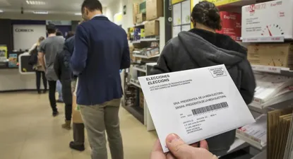 Ciudadanos votan por correo en España