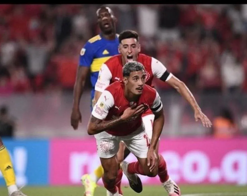 Carlos Benavídez celebra su gol para Independiente contra Boca Juniors