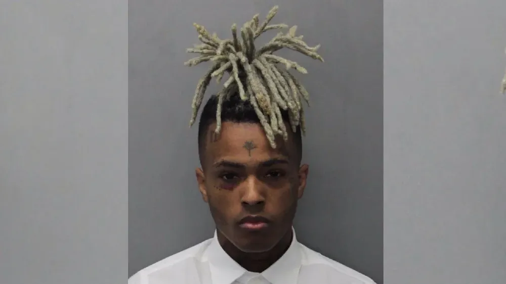 El rapero XXXTentacion, muerto este lunes víctima de un disparo, tuvo diversos problemas con la justicia. En la imagen puede verse su foto de la ficha policial por un caso de violencia doméstica.