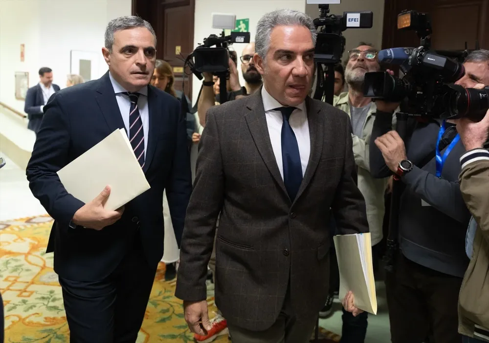 El diputado del PP Elías Bendodo (d) a su llegada a la mesa de la Comisión de Investigación por el ‘caso Koldo’.