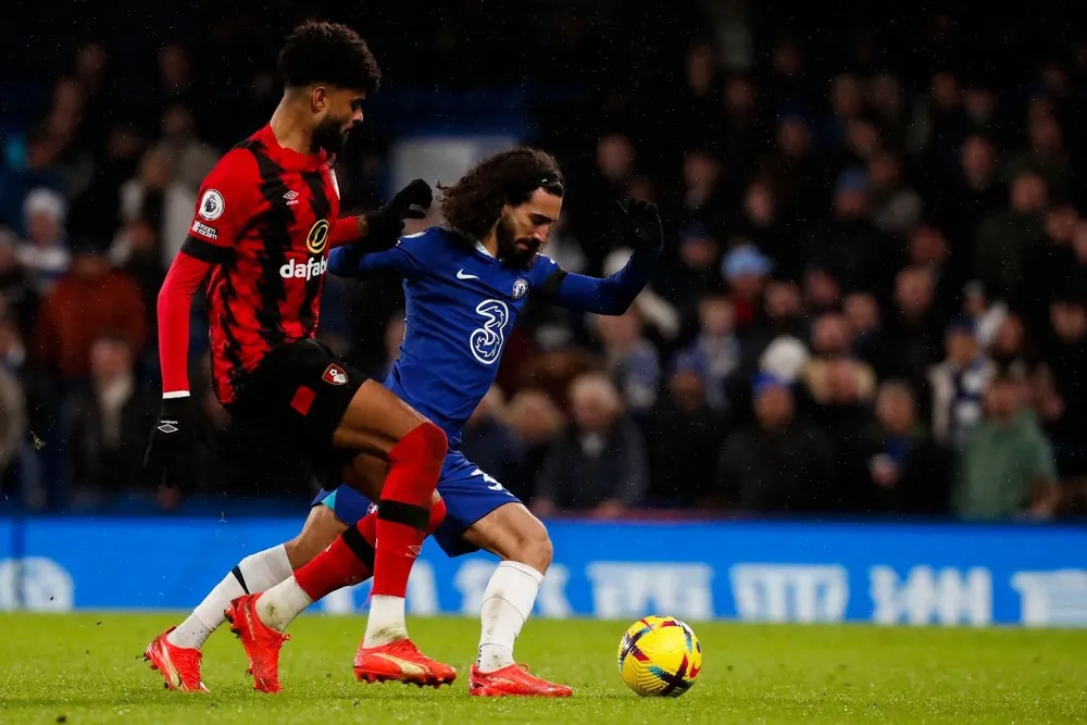 Cucurella escapa de Philip Billing