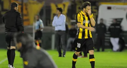 Forlan sustituido, el Polilla hincado mira el partido