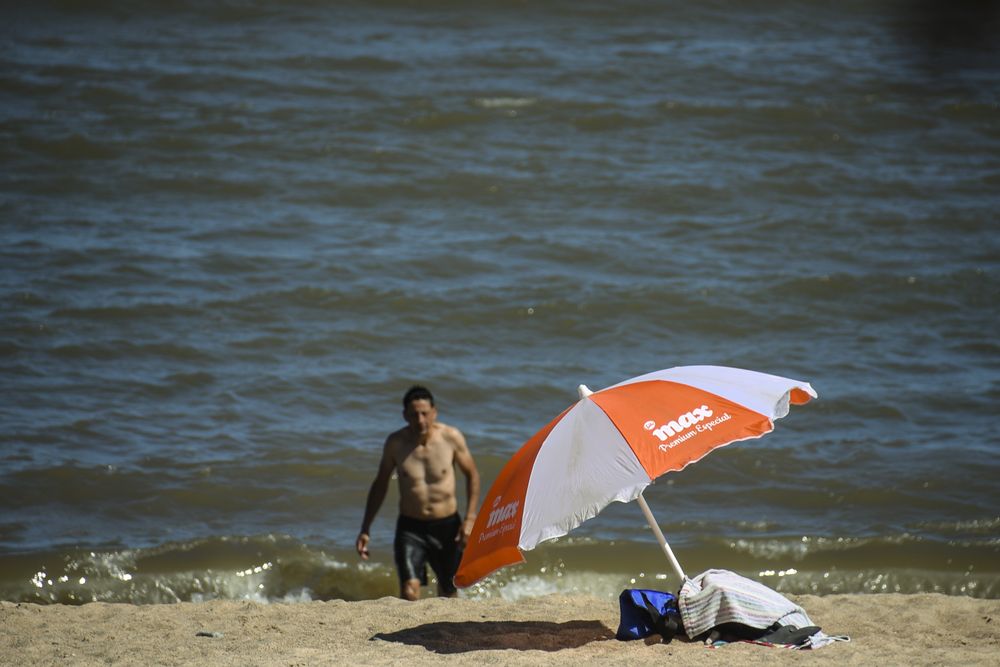20250131 Playa, calor, verano, sombrilla, estado del tiempo.