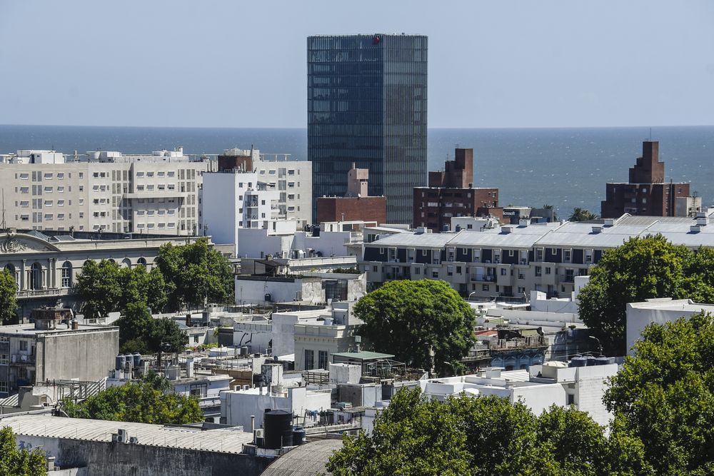 20250130 Vista de la ciudad de Montevideo, edificios, apartamentos, mercado inmobiliario, real estate, venta, alquileres.