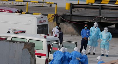Evacuación de pacientes del crucero MV Hondius en una ambulancia en puerto Praia, en Cabo Verde.&nbsp;