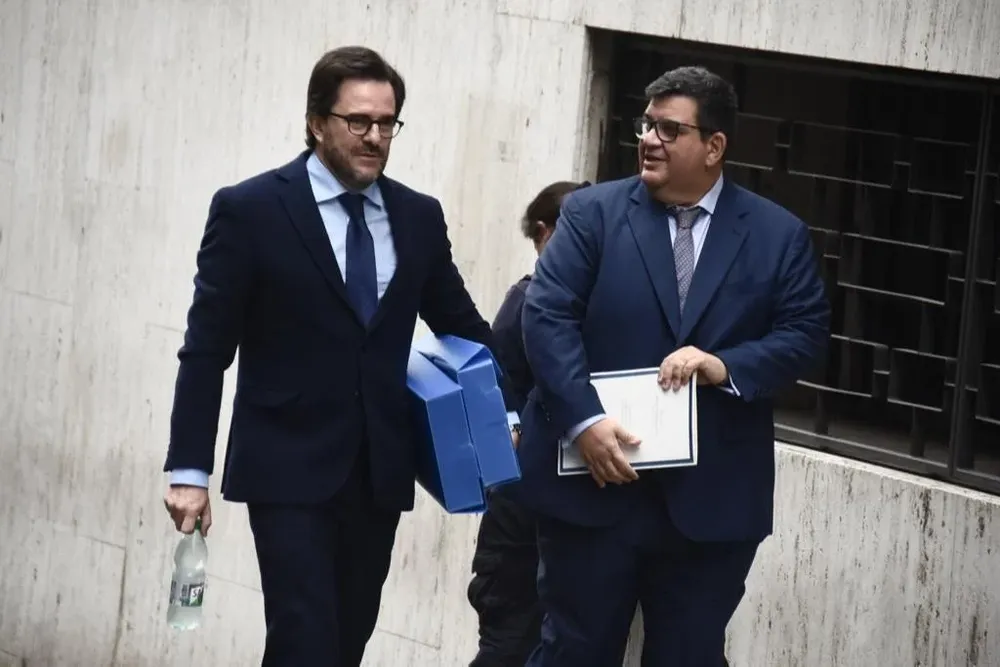 Germán Carsoso entrando a la Fiscalía junto a su defensor Jorge Barrera