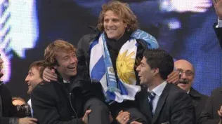 El Balón de Oro del Mundial de Sudáfrica, Diego Forlán, es levantado en andas por Lugano y Suárez. 2010