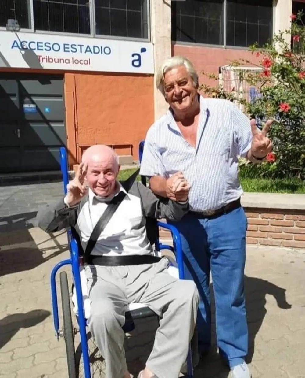Gonzalo Aguirre con Luis Alberto Lacalle, quien lo acompañó a votar en el Club Biguá en noviembre de 2019.