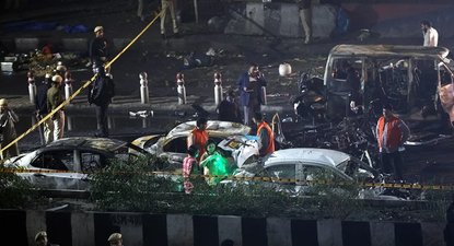 Agentes de la policía india inspeccionan el lugar de una explosión cerca del Fuerte Rojo en Nueva Delhi, India.&nbsp;