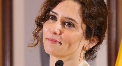 Díaz Ayuso defiende a Julio Iglesias tras una denuncia de agresión sexual: Las mujeres violadas están en Irán