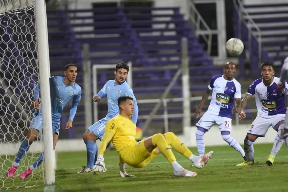 Fiermarín salva el arco, Scotto, Cóccaro, Rodríguez y Ramos miran