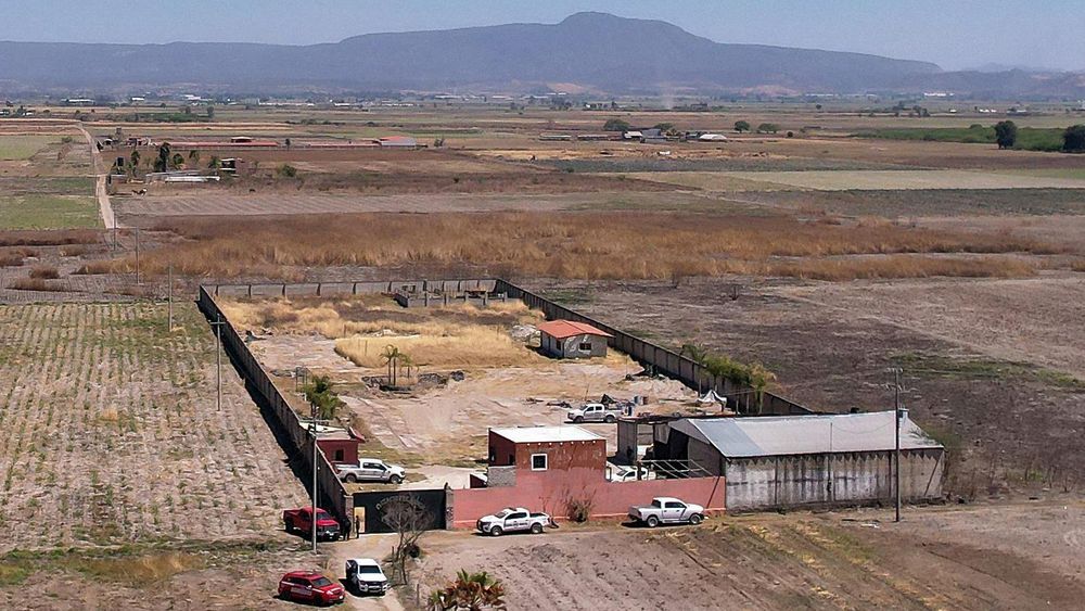 El rancho está ubicado a una distancia conveniente de la zona urbana, como para que sus actividades pasaran desapercibidas.