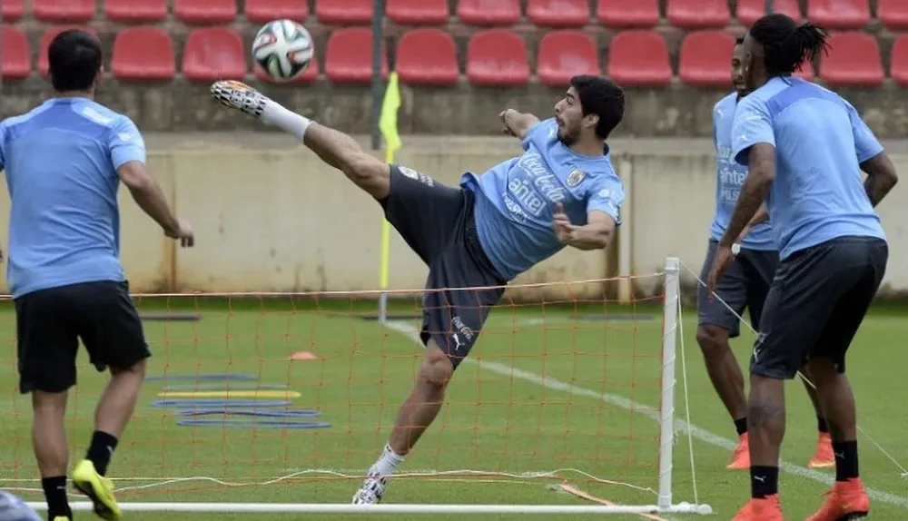 Suárez con todo en el fútbol-tenis