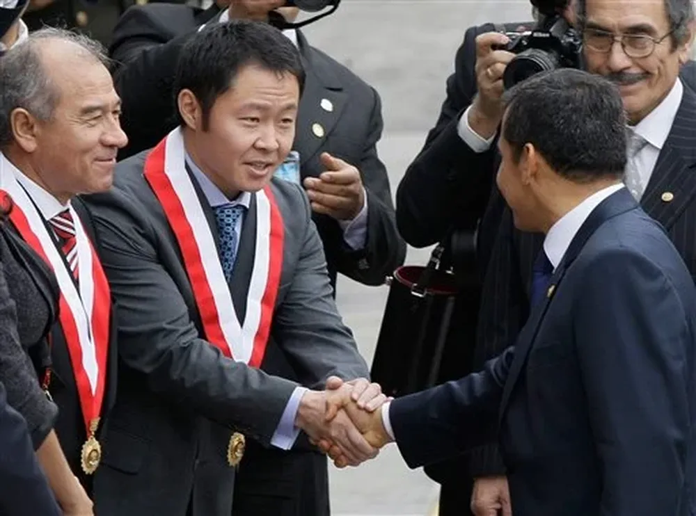 El presidente electo de Perú Ollanta Humala, estrecha la mano del congresista Kenyi Fujimori, hijo del ex presidente de Perú Alberto Fujimori