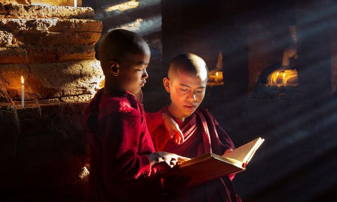 El proceso requiere identificar a la reencarnación del líder espiritual y formarlo desde niño.