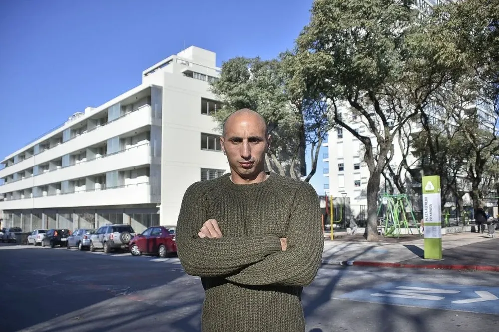 Detrás de él se encontraba la fábrica de donde se cayó su hermano, hoy un complejo de edifícios