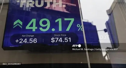 La información comercial del mercado de valores de Trump Media & Technology Group se ve en un televisor en el Nasdaq Marketplace.