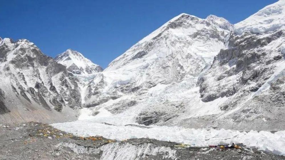 Tradicionalmente, los escaladores pasan semanas entre el campamento base y los campamentos más altos antes de llegar a la cima del Everest.