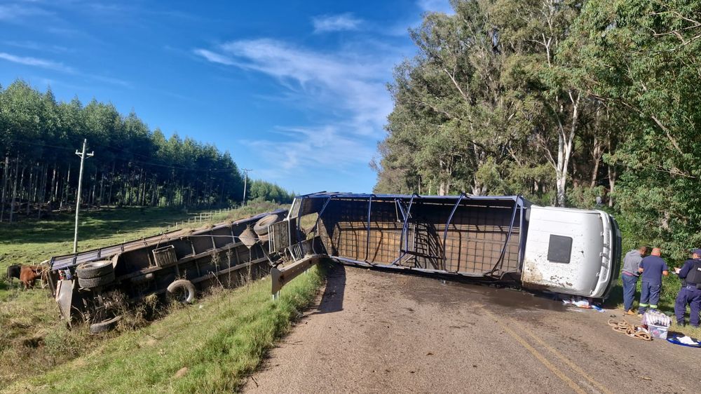 Un conductor volcó su camión en Tacuarembó