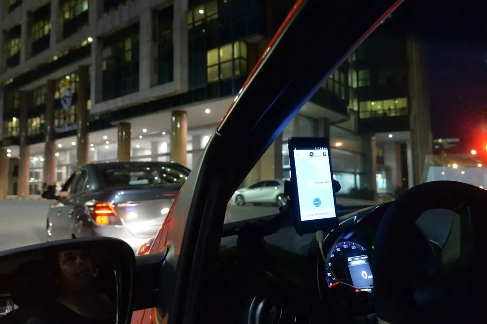 Foto de archivo. Movilización de trabajadores de Uber frente a la Torre Ejecutiva, en Montevideo