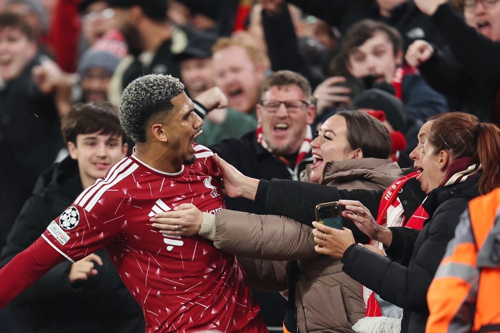 Ronald Araujo celebra su gol para Liverpool ante Villarreal por la Champions League